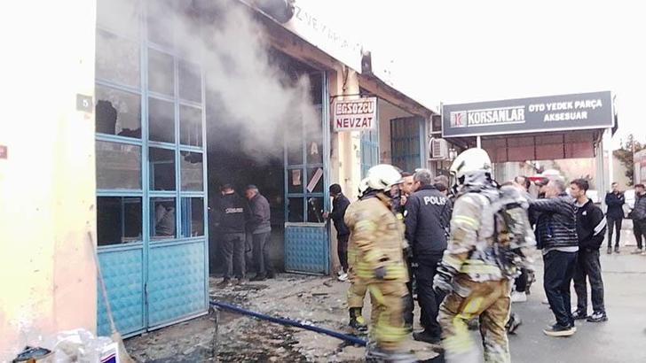 Silivri'de kaporta dükkanında çıkan yangında iki otomobil zarar gördü