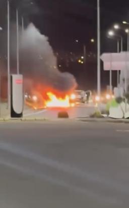 İstanbul- Sancaktepe TEM Otoyolu'nda arıza yapan otomobil alev alev yandı