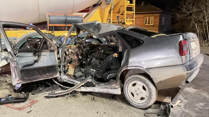 Beton mikseriyle çarpışan otomobilin sürücüsü yaralandı