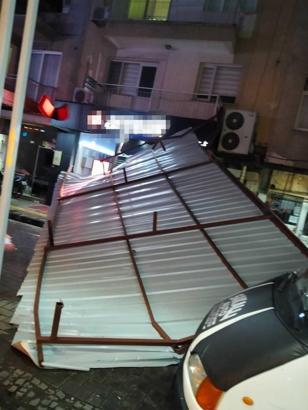 Manisa'da kuvvetli rüzgar, bir binanın çatısını uçurdu