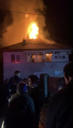 Karabük'te 2 katlı evin çatısı alev alev yandı