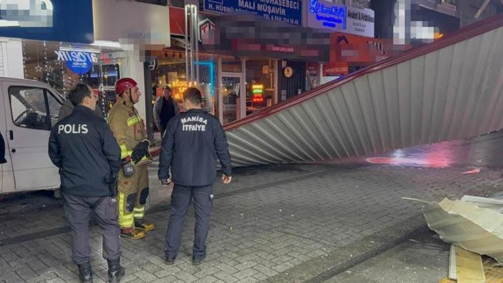 Manisa'da kuvvetli rüzgar, bir binanın çatısını uçurdu