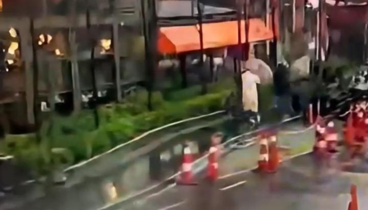 İstanbul - Beyoğlu’nda Şehir Plancısı kadın fırtınada devrilen tabelanın altında kaldı; yaşam mücadelesi veriyor