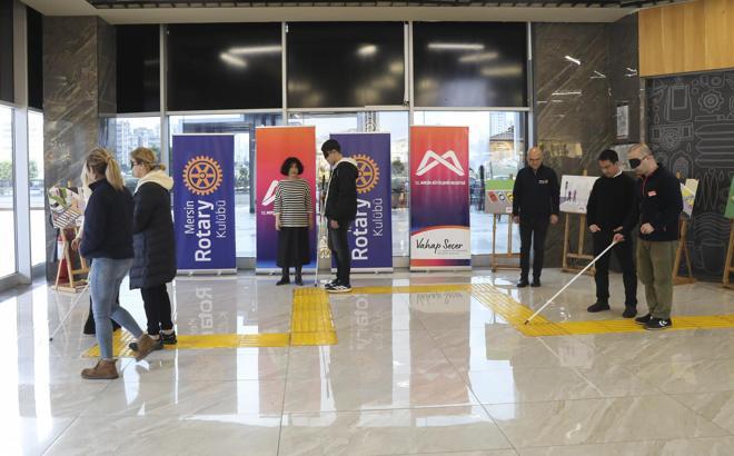 Mersinliler beyaz bastonla gözleri kapalı yürüdü