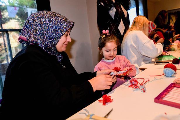 Bornova'da minik eller dokuma tezgahı başında