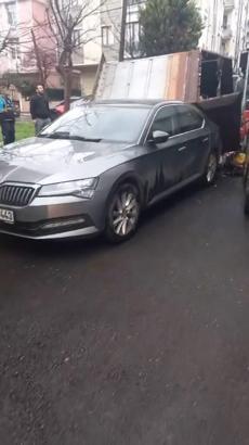 İstanbul - Sancaktepe’de çöp konteyneri otomobilin üzerine düştü