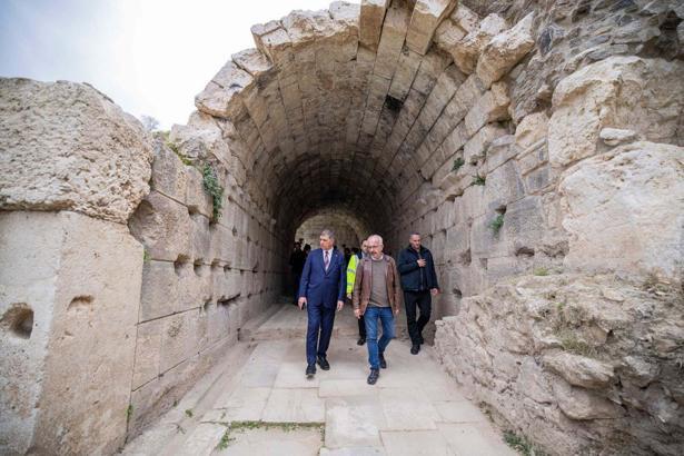 Smyrna Antik Tiyatrosu'nun daha erişilebilir hale gelmesi için yol açılacak