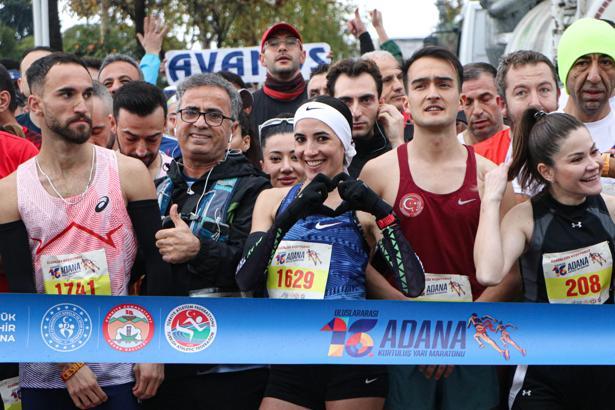 Sağanak altında 3 bin kişi Kurtuluş Yarı Maratonu’nda koştu