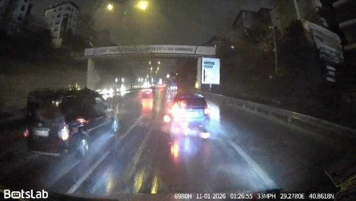 İstanbul - Pendik’te trafik tartışması: Servis minibüsünün camını yumrukladı; 'Seni vururum' diye bağırdı