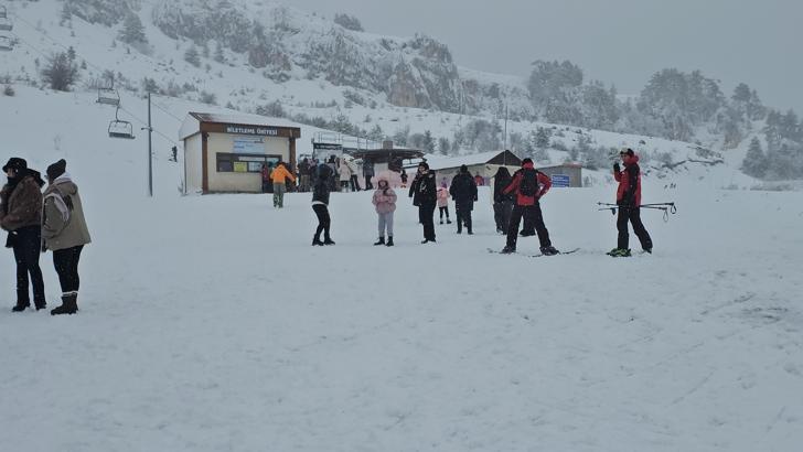 Keltepe kayak merkezi, hafta sonu tatilcilerin akınına uğradı