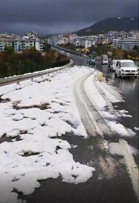 Alanya'da sağanak ve dolu hayatı olumsuz etkiledi