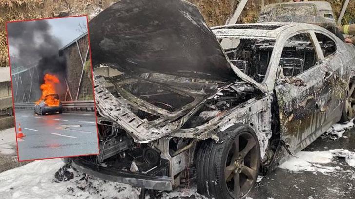 Fatih’te alev alev yanan otomobil demir yığınına döndü