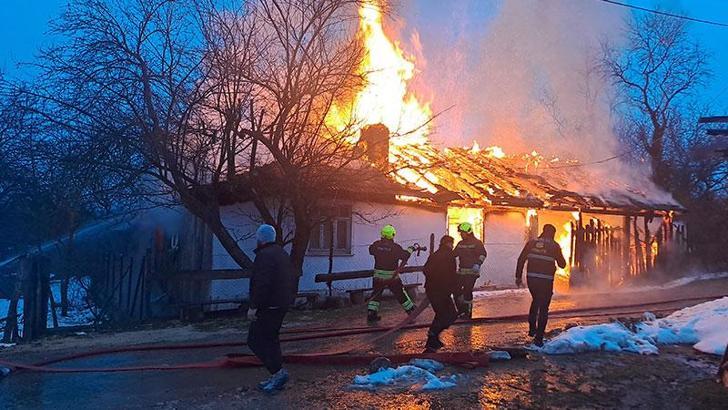 Tek katlı ev yanarak küle döndü