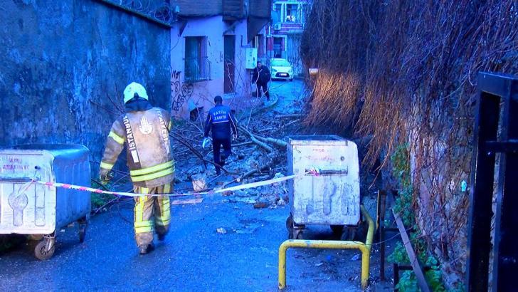 İstanbul - Fatih'te yağışın ardından istinat duvarı çöktü; sokak kapatıldı