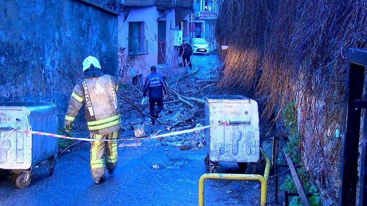 Fatih'te yağışın ardından istinat duvarı çöktü; sokak kapatıldı