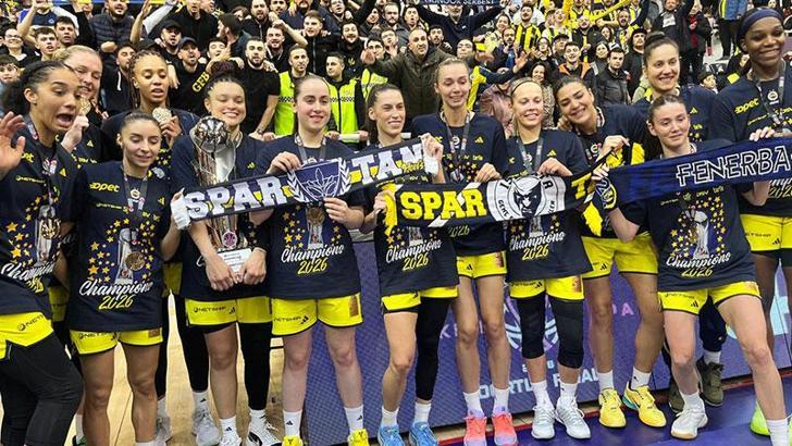 Fenerbahçe’de 15’inci kupa coşkusu