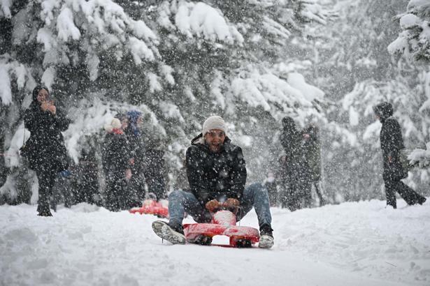 Manisa Demirci'de yüksek kesimlerde kar keyfi