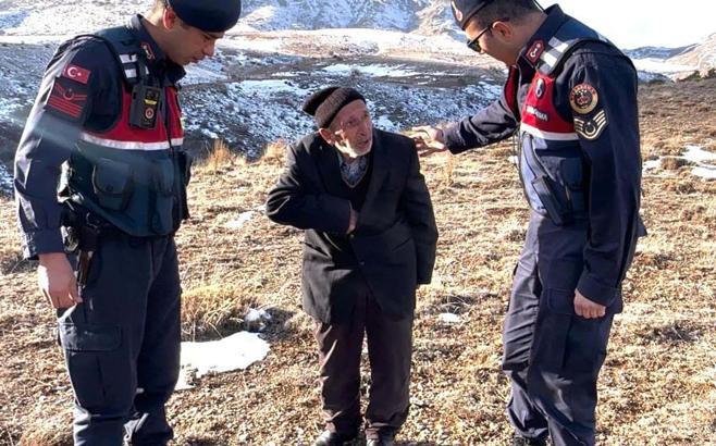 Jandarmanın bulduğu alzheimer hastası, 'Ayaklarım çamur' diye ekip aracına binmek istemedi