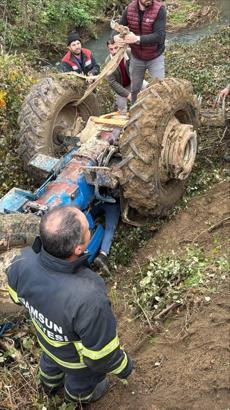 Devrilen traktörün altında kaldı