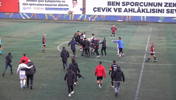 İstanbul - Sarıyer’de amatör lig maçı sonrası stadyum karıştı; futbolcularla taraftarlar birbirine girdi