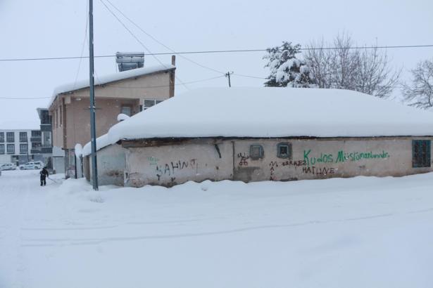 Karlıova'da 30 köy yolu kardan kapandı