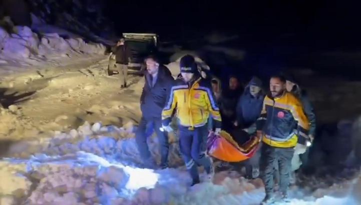 Yolu kardan kapanan köydeki hastayı, ekipler hastaneye ulaştırdı