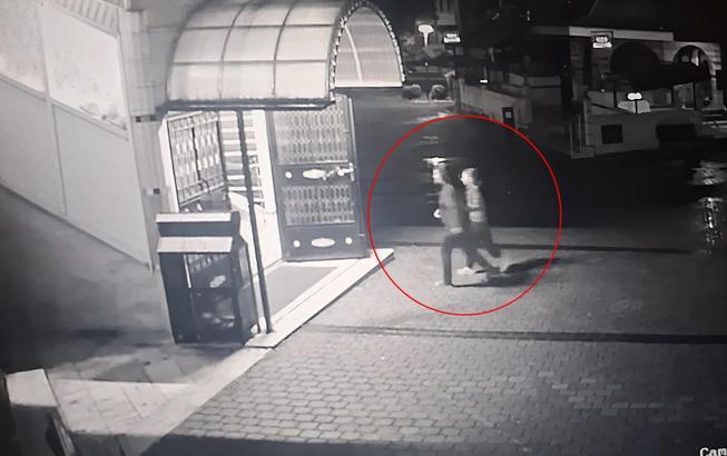 Başında şişe kırıp, tabanca ile ateş eden eşinden kaçıp, kızı ile birlikte camiye sığındı