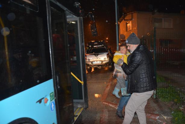 Çadırlarını su basan tarım işçileri tahliye edildi