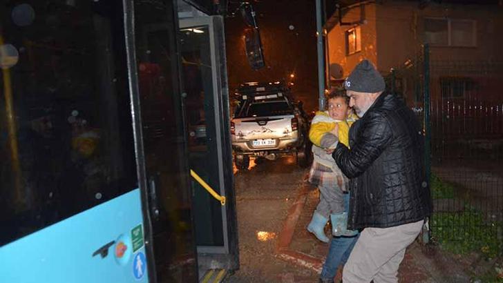 Çadırlarını su basan tarım işçileri tahliye edildi