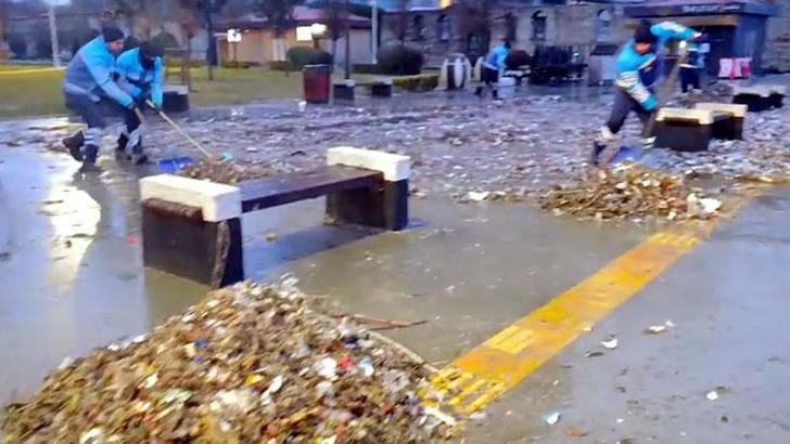 Bakırköy'de lodosla sahile taşınan atıklar temizlendi