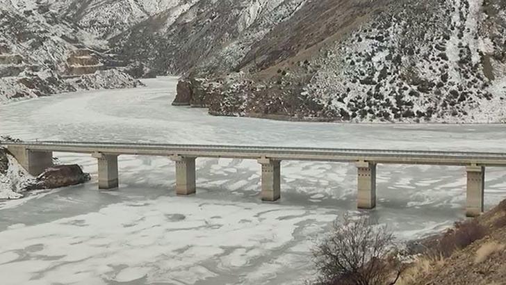 Türkiye'nin en hızlı akan nehri buz tuttu