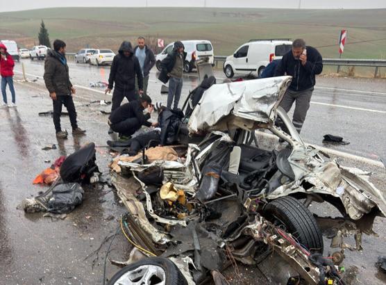 Adıyaman'da yolcu otobüsü ile otomobil çarpıştı; 3 ölü, 3 yaralı