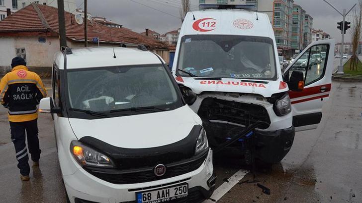 Ambulans ile hafif ticari araç çarpıştı: 8 yaralı