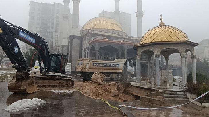 Gaziantep'te caminin avlusunda çökme