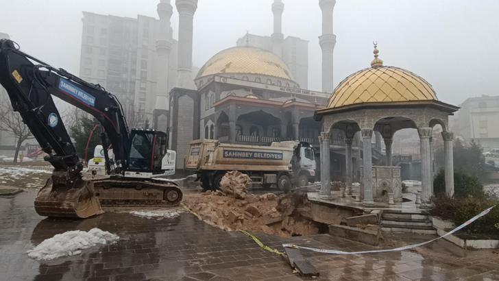 Gaziantep'te caminin avlusunda çökme