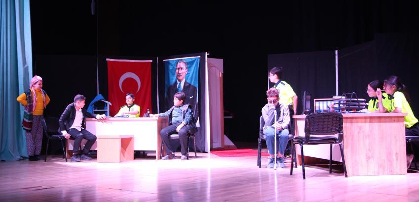 Öğrencilerden tiyatroyla mesaj