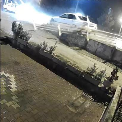 Korkuluğa çarpan otomobilin sürücüsü kaçtı; kaza kamerada