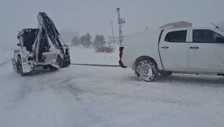 Elazığ’da kara saplanan araçlar kurtarıldı