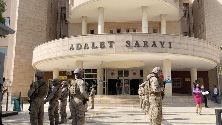 Kaçak göçmenlere sahte evrak düzenleyen şebekeye operasyon: 20 gözaltı