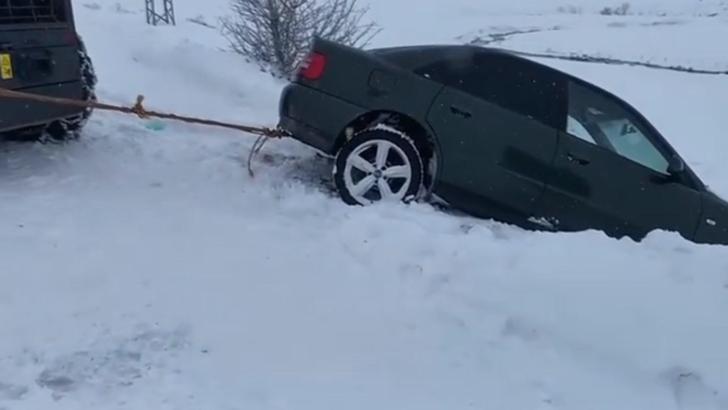 Bingöl'de kara saplanan araçlar kurtarıldı