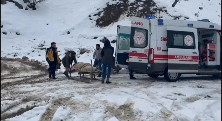 Kardan yolu kapanan mezradaki hasta kızakla ambulansa ulaştırıldı