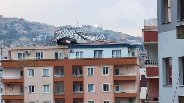 Mardin'de kuvvetli rüzgar 7 katlı binanın çatısını uçurdu