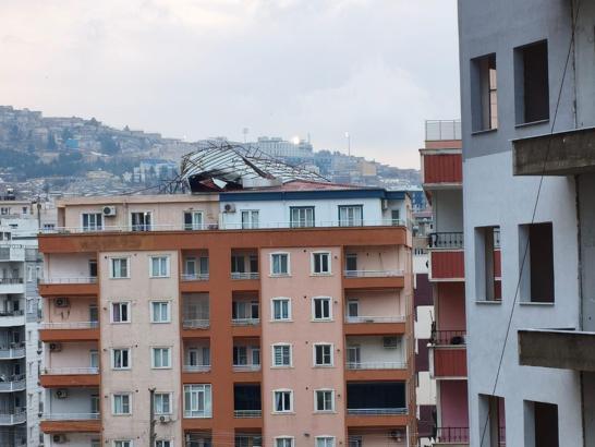 Mardin'de kuvvetli rüzgar 7 katlı binanın çatısını uçurdu