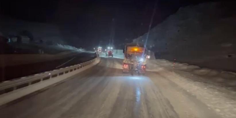 Erzincan’da karayolları karla mücadeleyi aralıksız sürdürüyor