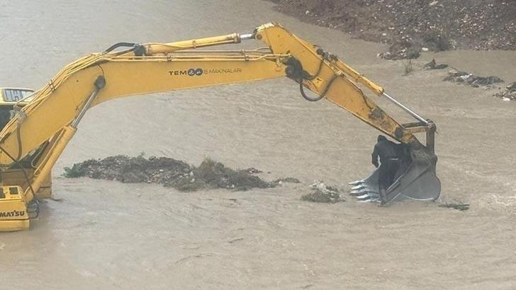 Otomobil çaya düştü, mahsur kalan sürücü kurtarıldı