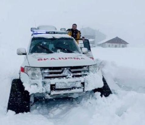 Yolu kapanan mezradaki hasta, 6 saat süren çalışmayla hastaneye ulaştırıldı