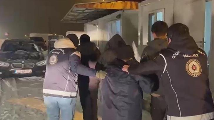 Saman balyalarının arasında 3 kaçak göçmen yakalandı