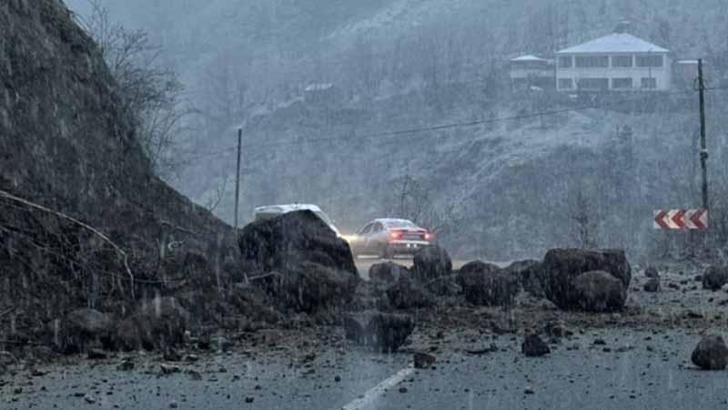 Trabzon'da heyelan; kaya parçaları yola düştü