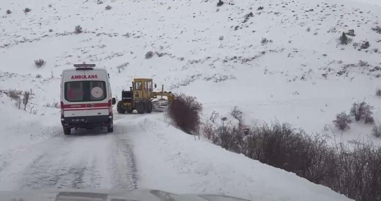 Kara saplanan ambulans iş makinesiyle kurtarıldı