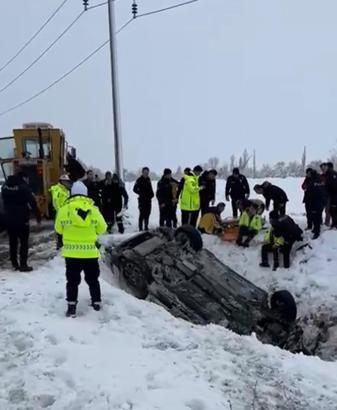 Polis aracı şarampole devrildi: 2 yaralı